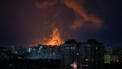 Zmasowany atak na Kijów. Liczne eksplozje, pożary i ranni