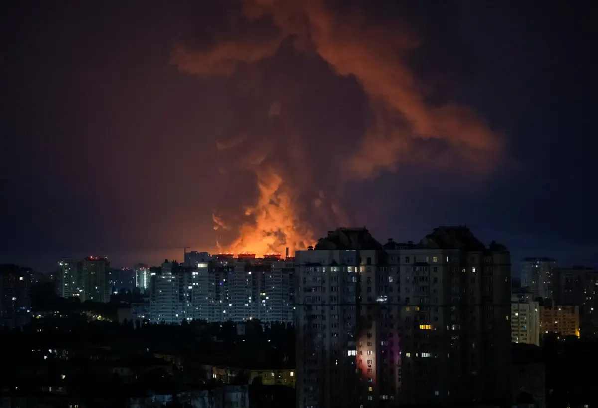 Zmasowany atak na Kijów. Liczne eksplozje, pożary i ranni
