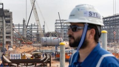 مسؤول للصحة والسلامة في موقع إنشاء مصنع بروج 4 للبتروكيماويات في الرويس، الإمارات العربية المتحدة.