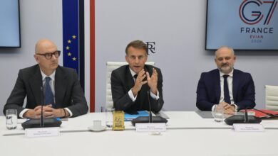 الرئيس الفرنسي إيمانويل ماكرون (في الوسط) يتحدث إلى جانب وزير الاقتصاد والمالية والصناعة الفرنسي رولان ليسكور، والأمين العام لمكتب رئيس الجمهورية الفرنسية بيير-أندريه إيمبير، عقب مؤتمر عبر الفيديو مع قادة مجموعة السبع.