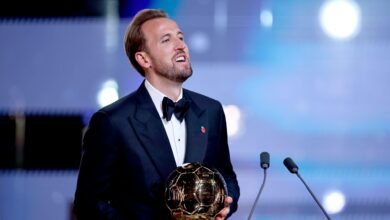 قائد منتخب إنجلترا هاري كين يتوّج بجائزة الكرة الذهبية للرجال، خلال النسخة السبعين من الحفل السنوي في مسرح "لندن بالاديوم" بالعاصمة البريطانية، في 26 أكتوبر/تشرين الأول 2026.