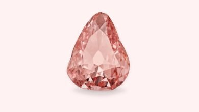 ألماسة وردية نادرة تُعرض في فرنسا بعد 100 عام من سرقتها 9 The Grande Conde diamond on a pink background