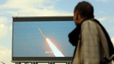 أحد اليمنيين ينظر إلى لافتة خلال احتجاج مناهض للسعودية