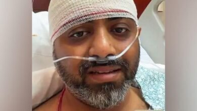 "لم أكن لأسمح بموت الآخرين" - طيار رحلة فلاي دبي يصف هجوماً على قمرة القيادة من قبل مساعد الطيار 5 Image shows Capt Smit Matchhar with a bandage around his head and Indian Prime Minister Narendra Modi