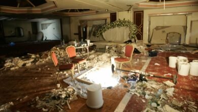 تُظهر صورةٌ حجم الدمار في فندق "راديسون" في عمّان، بتاريخ 10 نوفمبر 2005، أي بعد يوم واحد من هجومٍ دامٍ. وكانت الأردن قد أعلنت، يوم الخميس، عن اعتقال عددٍ من المشتبه بهم على خلفية تفجيرات الفنادق التي أسفرت عن مقتل 56 شخصاً، في أسوأ هجماتٍ تشهدها المملكة في تاريخها، والتي تبنّاها مسلحون تابعون للمتطرف المحلي أبو مصعب الزرقاوي.