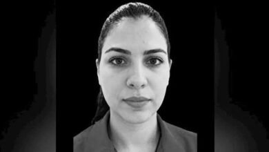 صورة بالأبيض والأسود للمضيفة المصرية عزة رمزي التي قُتلت في هجوم على مطار الملك خالد في الرياض.