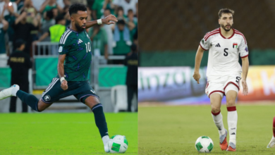 اللاعب عادل زهير من فريق الإمارات (اليمين) وسالم الدوسري من فريق السعودية (اليسار)