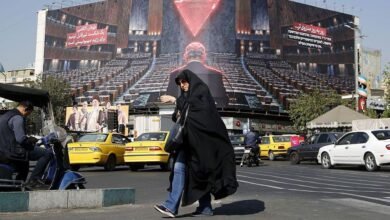 عودة الوفد الدبلوماسي القطري إلى طهران، وتقارير عن وصول طائرات أمريكية عسكرية إلى إسرائيل 4 امراة منقبة تسير في شوارع طهران وخلفها صورة ضخمة لنتنياهو من الخلف وعلى رأسه مثلث أحمر في إشارة إلى أنه مستهدف