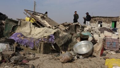 أشخاص يتفقدون موقعاً تضرر جراء غارة جوية أردنية في ريف درعا بجنوب سوريا، 27 أكتوبر/تشرين الأول 2026.