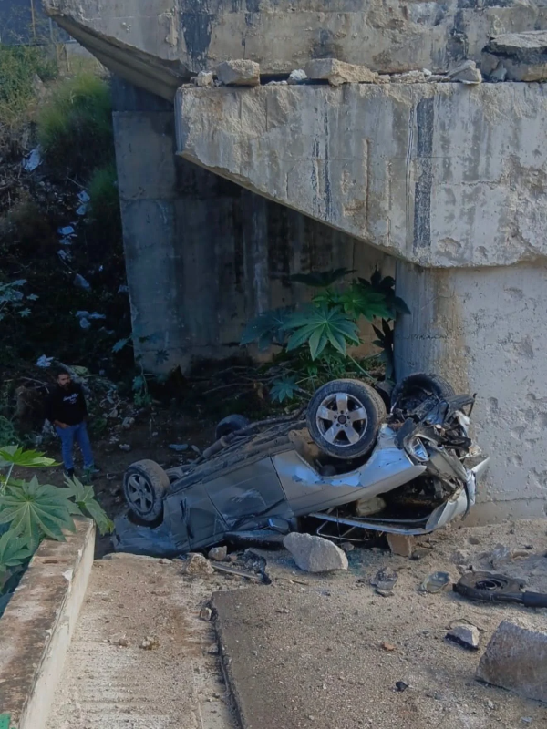 إصابة خمسة أشخاص في انقلاب سيارة عن جسر مدمّر في طيرفلسيه