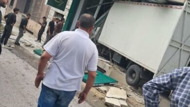 ‏بالفيديو: شاحنة تقتحم عددًا من المحال التجارية في عاليه