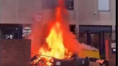 VIDÉO – Des poubelles incendiées devant un lycée à Caen en Normandie