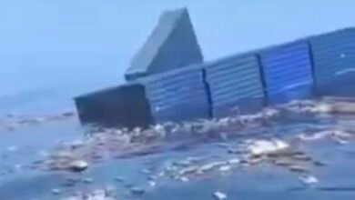 فيديو: غرق سفينة حاويات قرب مضيق هرمز وتقارير عن غرق سفينة ثانية