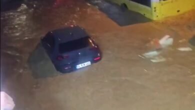 Businsassen sitzen wegen Überschwemmungen auf dem Ayazağa-Platz in der Türkei fest