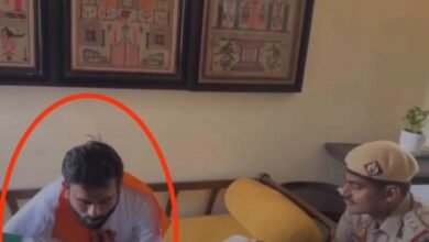 अभिजीत दिपके को भारतीय पुलिस ने हिरासत में लिया, 'कॉकरोच' आंदोलन का दावा