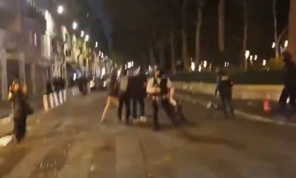 Plusieurs arrestations signalées lors d’une manifestation à Lille, en France, sur fond de tensions (Vidéo) 1 Plusieurs arrestations signalées lors d’une manifestation à Lille, en France, sur fond de tensions (Vidéo)
