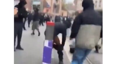 Screenshot zeigt brennende Hose einer vermummten Person – Video soll Unruhen in Frankreich zeigen (Video)