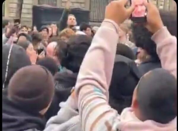 فيديو: توافد متزايد إلى ساحة الجمهورية في باريس