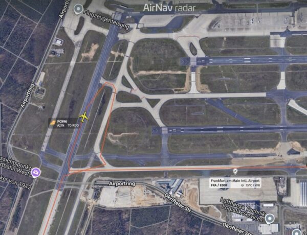 Pegasus-Airbus A321 beginnt Startlauf in falscher Richtung am Flughafen Frankfurt