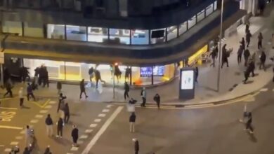 Ausschreitungen und umfangreiche Plünderungen in Barcelona in Spanien gemeldet - Video