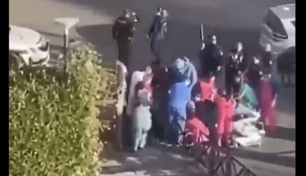 Des coups de feu signalés devant un hôpital à Trappes, en France - Vidéo