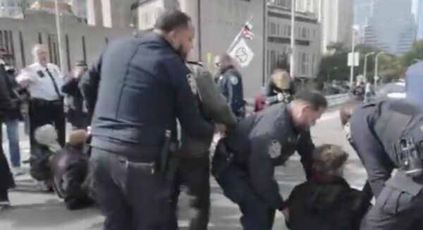 Arrests Reported at Anti-ICE Protest on Brooklyn Bridge in New York City – Video 1 Arrests Reported at Anti-ICE Protest on Brooklyn Bridge in New York City – Video