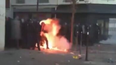 Polizisten in Paris sollen mit Brandsätzen und Feuerwerk angegriffen worden sein – Video