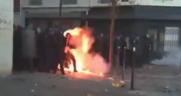 Des policiers auraient été visés par des engins incendiaires et des feux d’artifice à Paris – vidéo 1 Des policiers auraient été visés par des engins incendiaires et des feux d’artifice à Paris – vidéo
