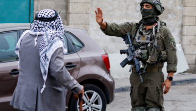 جندي إسرائيلي يشير بيده نحو مسن فلسطيني خلال احتجاج نظمه سكان فلسطينيون ضد تهجيرهم من أحد الأحياء، وذلك في ظل العمليات العسكرية الإسرائيلية المستمرة في مدينة الخليل