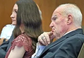 Affaire Clancy : un juge refuse d’acquitter l’accusée après l’annulation de son procès pour triple infanticide