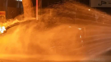 Auto vliegt tijdens het rijden in brand in Mijdrecht