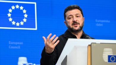 زيلينسكي يتحدث أمام قادة أوروبيين في بروكسل، وخلفه خلفية زرقاء.