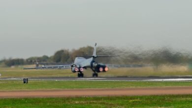 قاذفة قنابل من طراز B-1 تتجه نحو المدرج للإقلاع عائدةً إلى قاعدتها في قاعدة سلاح الجو الملكي البريطاني فيرفورد، المملكة المتحدة، في 4 أكتوبر/تشرين الأول 2026.