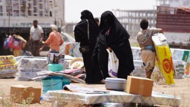 عائلات يمنية فرّت من هجمات جماعة أنصار الله على قراها في تعز ومنطقة الساحل الغربي تتلقى مساعدات من منظمات إغاثية في عدن، حيث يواجه مئات المدنيين النازحين ظروفاً معيشية قاسية، في 12 أكتوبر/تشرين الأول 2026.