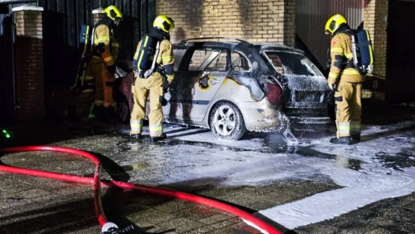 Brand verwoest auto in Veghel, ook garage en schutting beschadigd