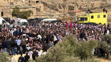 الآلاف يشيعون جثامين ضحايا الهجوم المسلح في الكرك على وقع الترانيم وأكاليل الورد 6 آلاف المشيعين في موقع دفن جثامين ضحايا الاعتداء المسلح على كنيسة في قرية الحمود في الكرك