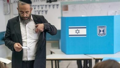 اخب يدلي بصوته في مركز اقتراع بمدينة بني براك