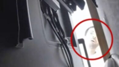 نشر مدعون صوراً من كاميرات المراقبة تظهر المشتبه به وهو يتفقد، وفقاً للمزاعم، جهاز التسجيل السري.