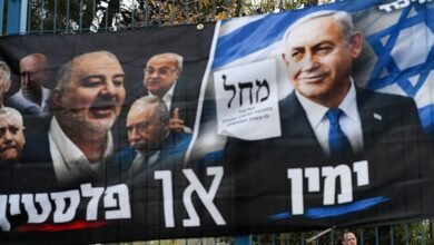 هل تؤدي نتائج الانتخابات إلى تغيير حقيقي في سياسات إسرائيل الإقليمية؟ 6 صور من أحد شوارع إسرائيل لملصقين كبيرين يحمل أحدهما صورة رئيس الوزراء بنيامين نتانياهو بينما يحمل الآخر صور زعماء الكتلة المعارضة.