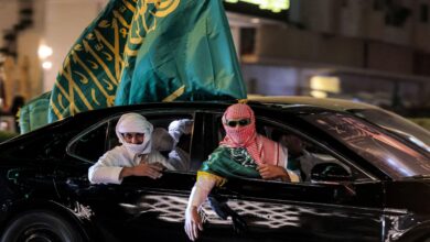 أشخاص يستقلون مركبة ترفع العلم السعودي خلال الاحتفالات باليوم الوطني السعودي السادس والتسعين في الرياض، في 23 سبتمبر/أيلول 2026.