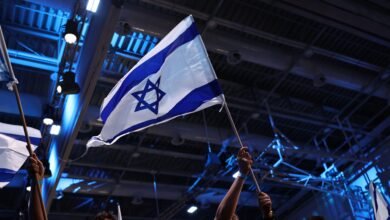 أنصار حزب "يشار" يتفاعلون مع استطلاعات الناخبين الأولى في تل أبيب.