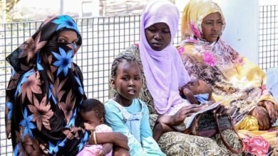 نساء وأطفالهن ينتظرون الحصول على الرعاية الطبية في المستشفى الإيطالي في بورتسودان في أكتوبر/ تشرين الأول 20124