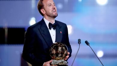قائد منتخب إنجلترا هاري كين يتوّج بجائزة الكرة الذهبية للرجال، خلال النسخة السبعين من الحفل السنوي في مسرح "لندن بالاديوم" بالعاصمة البريطانية، في 26 أكتوبر/تشرين الأول 2026.