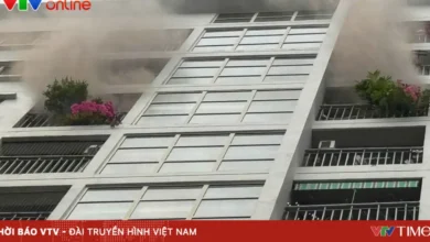 Des habitants fuient l'incendie de l'immeuble Ecohome 1 (Hanoï).