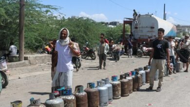 يصطف أشخاص حاملين أسطوانات غاز الطهي في انتظار إعادة تعبئتها، وسط نقص في الإمدادات في تعز باليمن، في 5 أكتوبر/تشرين الأول 2026.