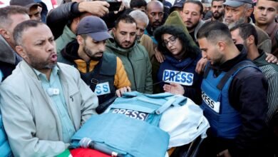صحفيون يشيّعون زميلهم الصحفي الفلسطيني أحمد اللوح، مصور الفيديو في قناة الجزيرة، بعد مقتله في غارة إسرائيلية على مستشفى شهداء الأقصى في دير البلح، وسط قطاع غزة، 16 ديسمبر/كانون الأول 2024