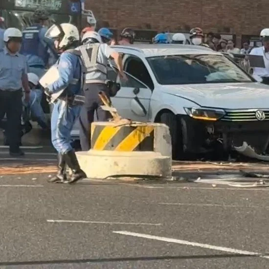 交差点で事故 歩行者5人が重軽傷