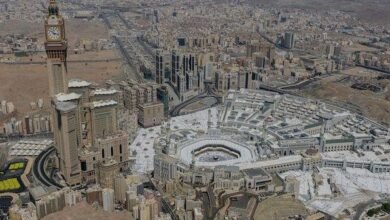 منظر عام للحرم المكي والكعبة وبرج الساعة في مكة