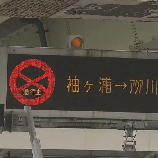 東京湾アクアライン上りで大型トラックなど4台絡む事故 5人搬送 うち1人死亡 1 東京湾アクアライン上りで大型トラックなど4台絡む事故 5人搬送 うち1人死亡