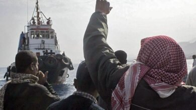 استقبال الناجين من حادث غرق العبارة "السلام" في فبراير شباط 2006